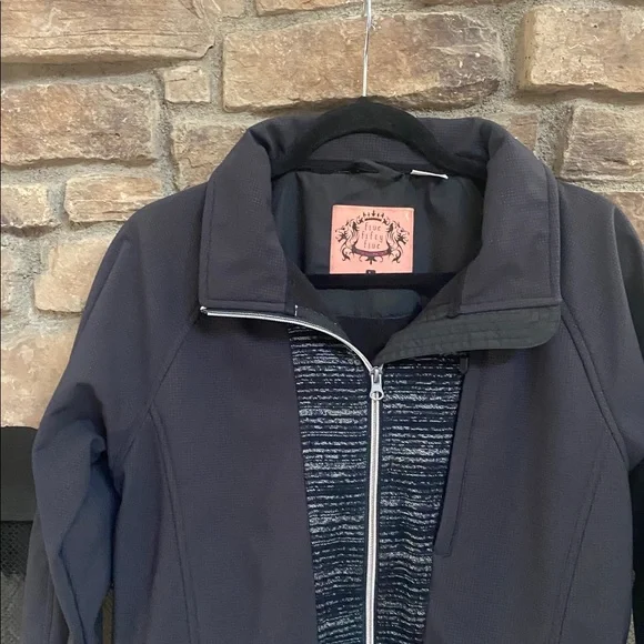 Black and silver ski jacket with detachable fur hat and zippered pockets. Large - Picture 5 of 16